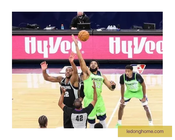 雷诺爆发28分带队逆转 德罗赞助力国王终结鹈鹕七连败